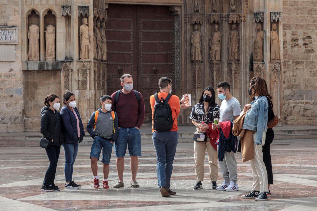 Imagen de archivo de turistas y guías turístico.