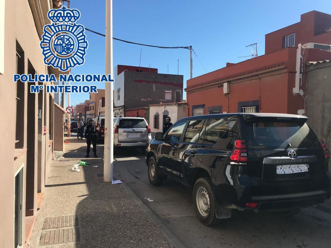 Más de 170 agentes realizan más de un docena de registros en una operación antidroga en La Línea