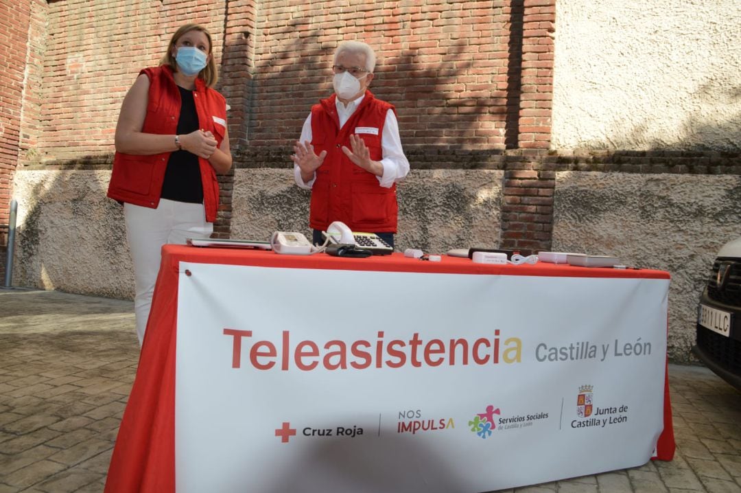 La Consejera de Familia, Isabel Blanco, junto con el presidente autonómico de Cruz Roja, José Varela