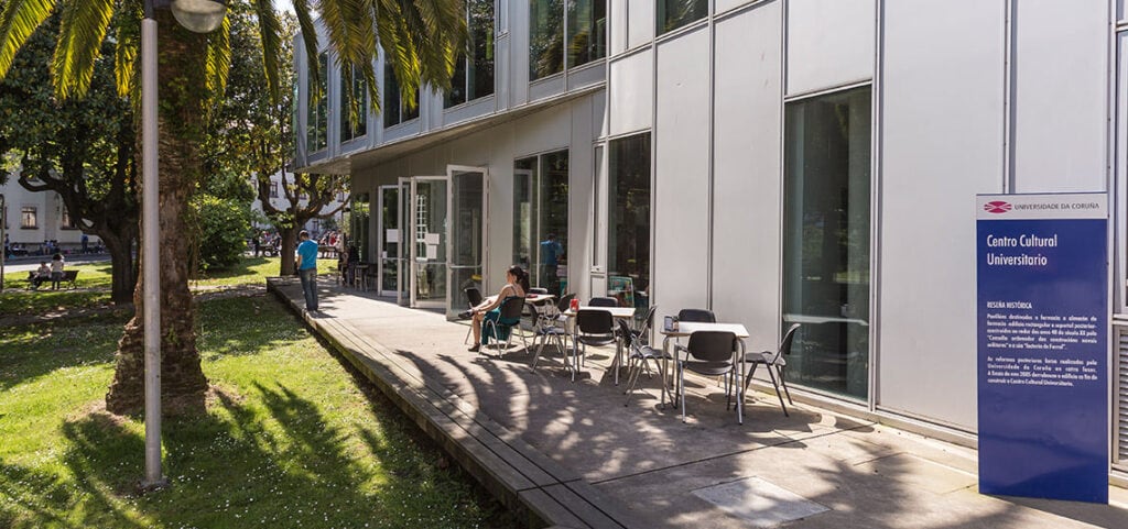 Terraza de la cafetería del Campus Industrial Ferrol (foto: UDC)