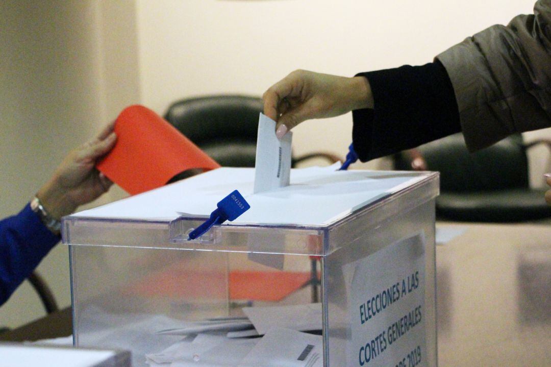 Un resident dipositant el vot al consolat a les passades eleccions generals espanyoles.