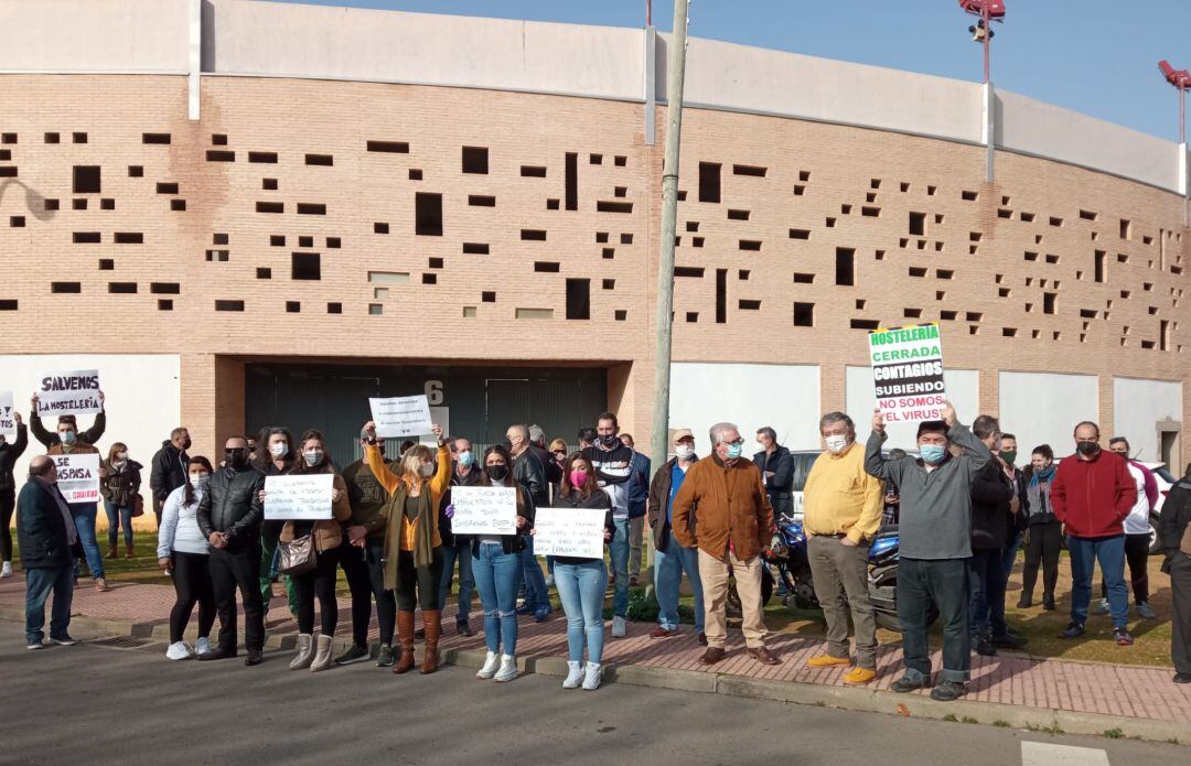 Colectivo de hosteleros de Puertollano protestando después de suspenderse la movilización motorizada prevista para este viernes