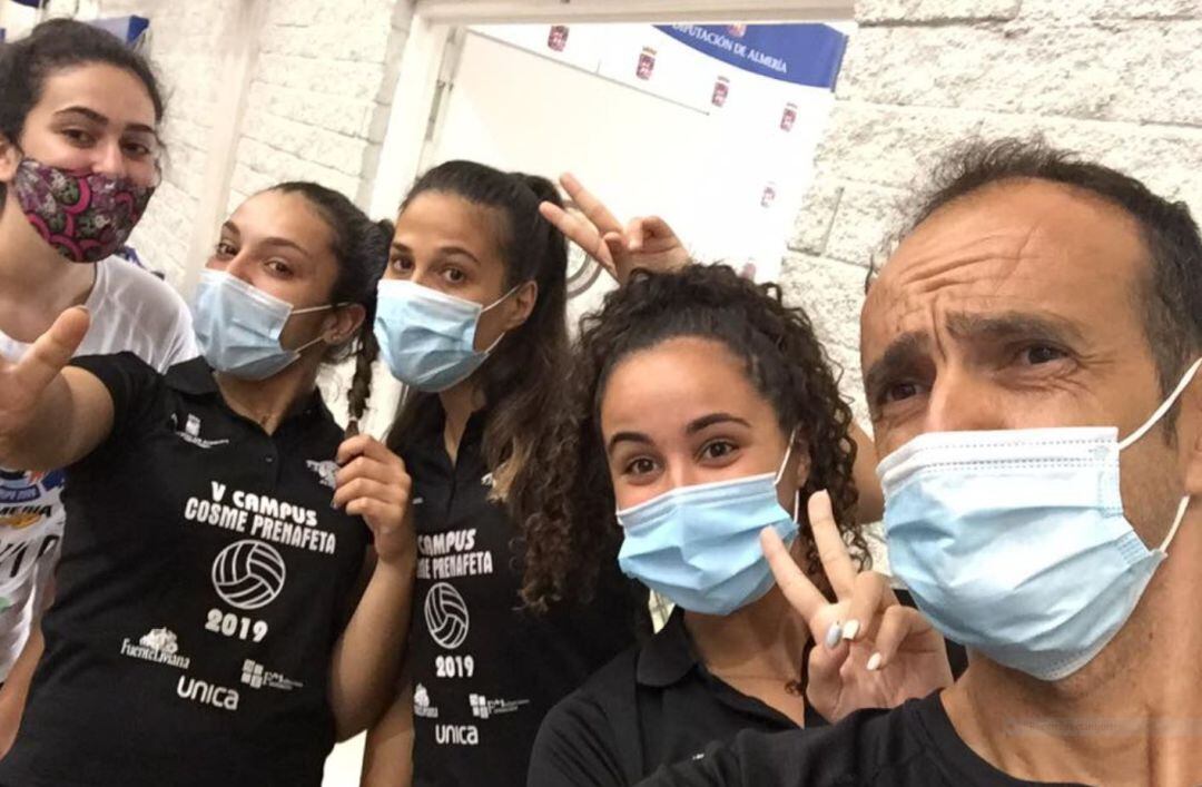 Cosme Prenafeta con las alumnas del V Campus de voleibol.