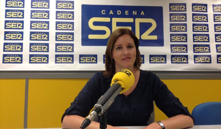 Alícia Alegret als estudis de Ràdio Reus.
