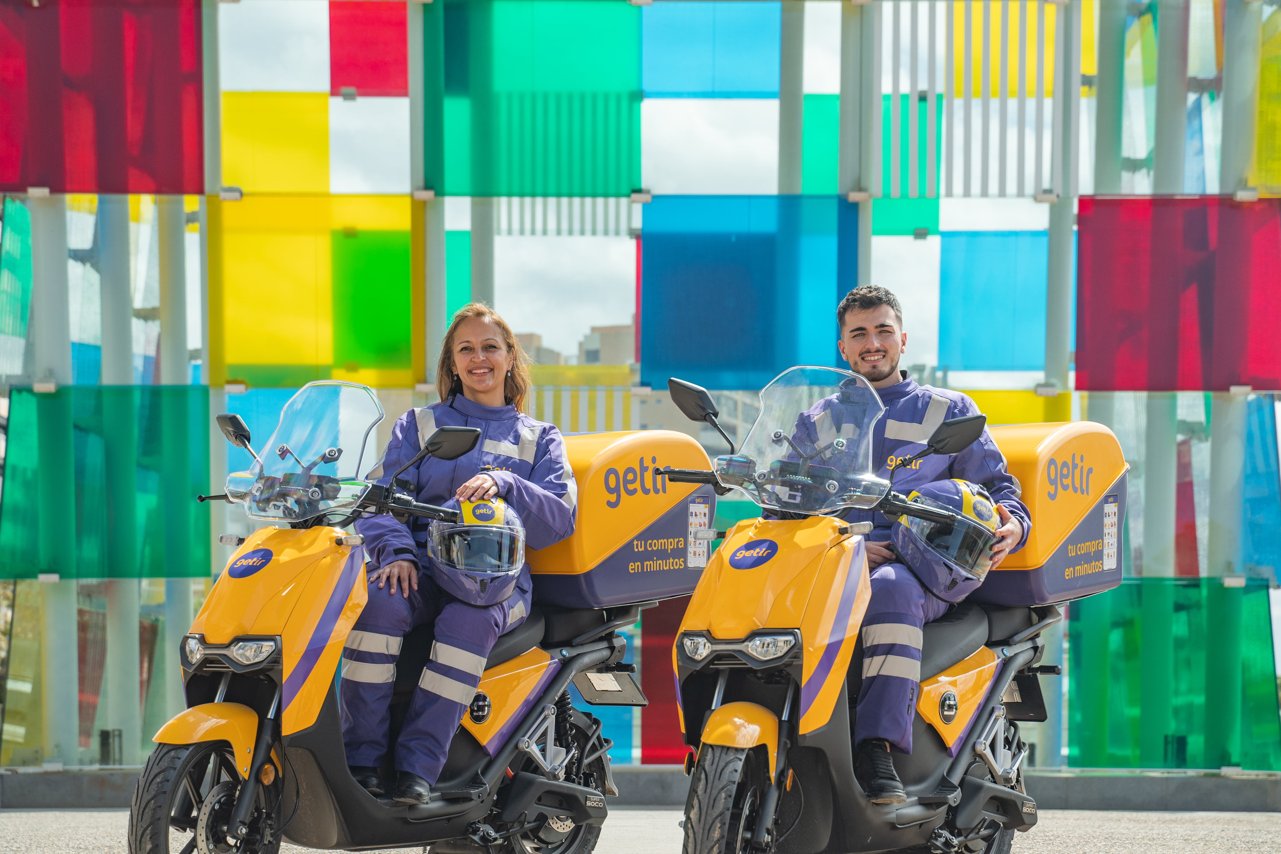 Los conductores de Getir junto al Centro Cultural Pompidou de Málaga