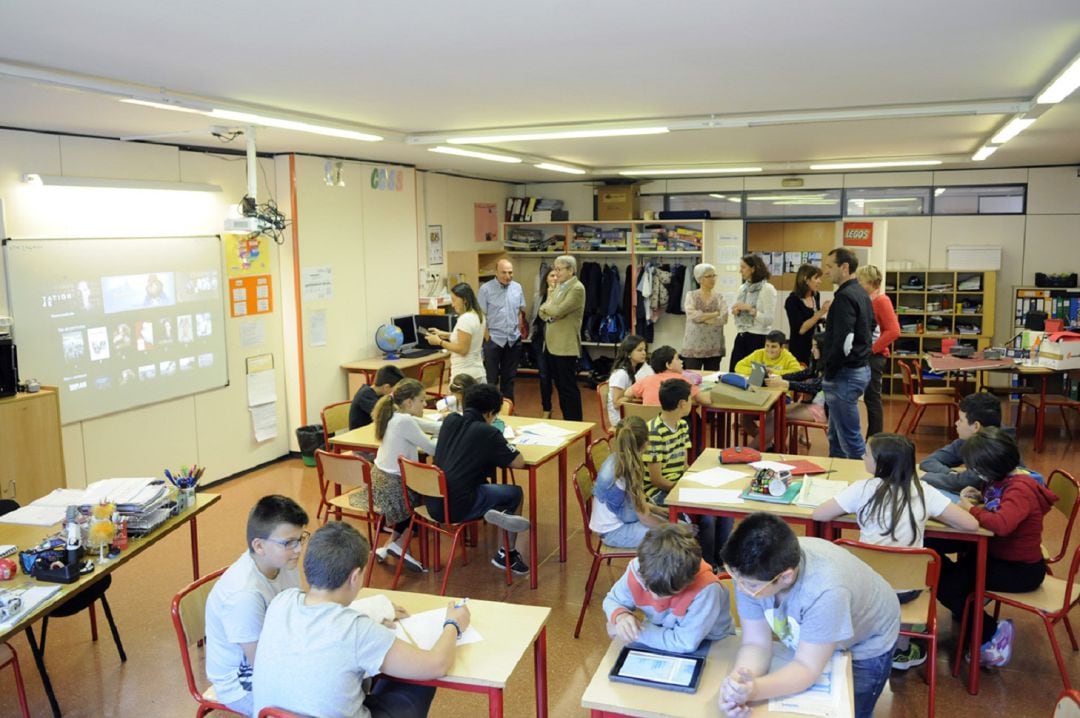 Alumnes i professors de l&#039;Escola Andorra en una classe.