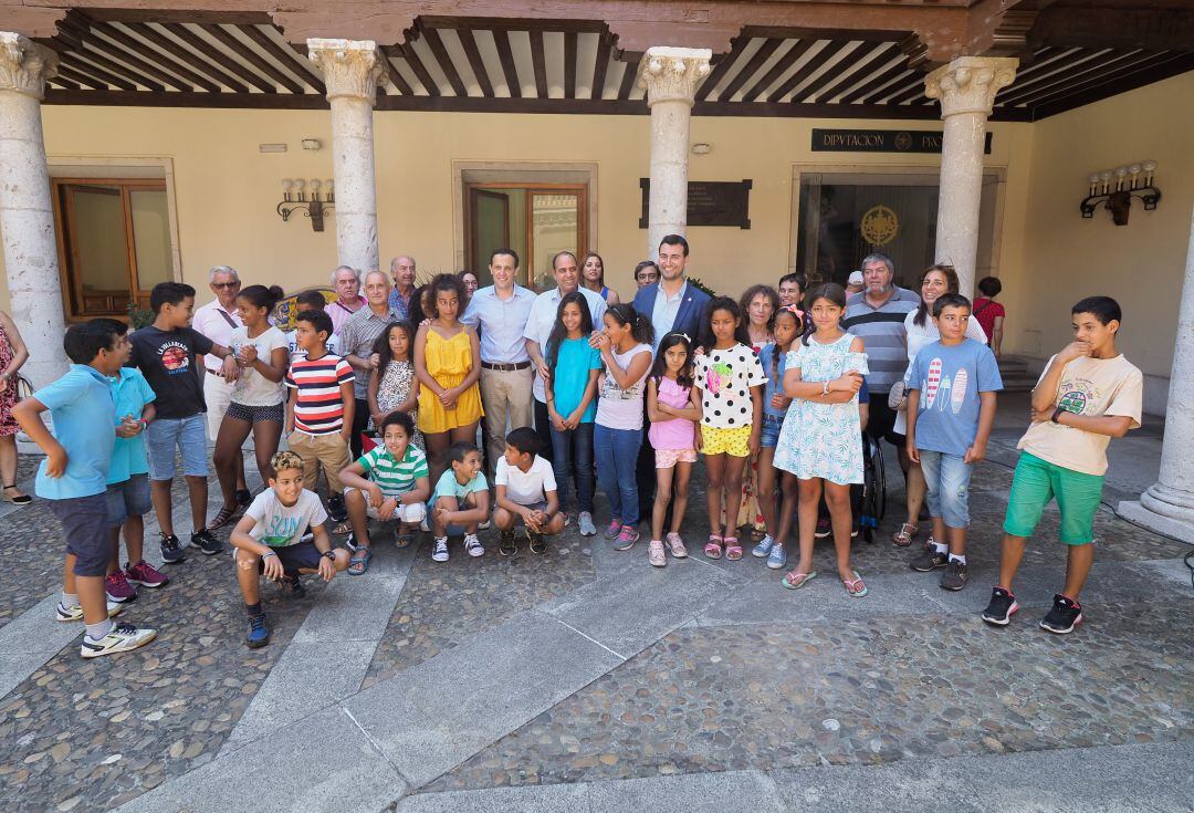 Recepción en la sede de la Institución Provincial de los niños que participan en el `programa