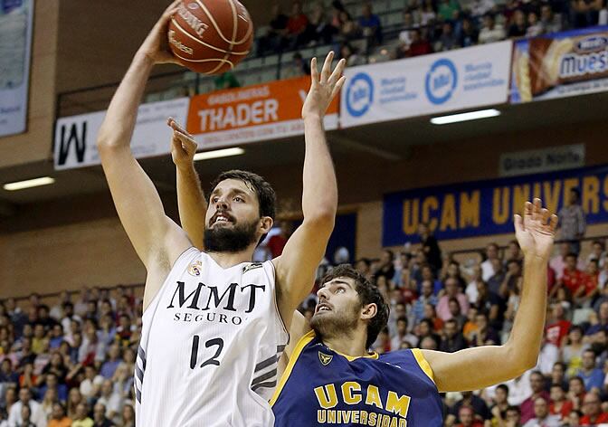 Mirotic tira a canasta en la cancha del Murcia
