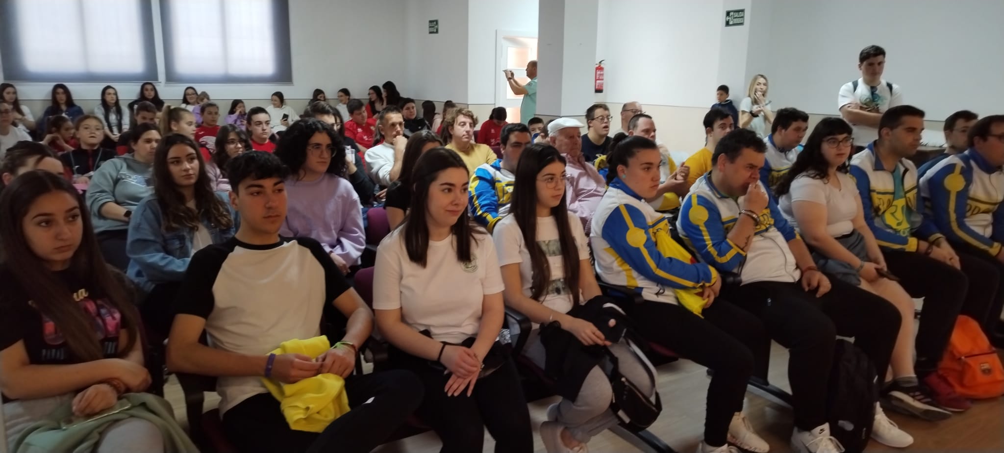 Momento de la inauguración con los jóvenes participantes