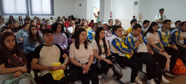 Momento de la inauguración con los jóvenes participantes
