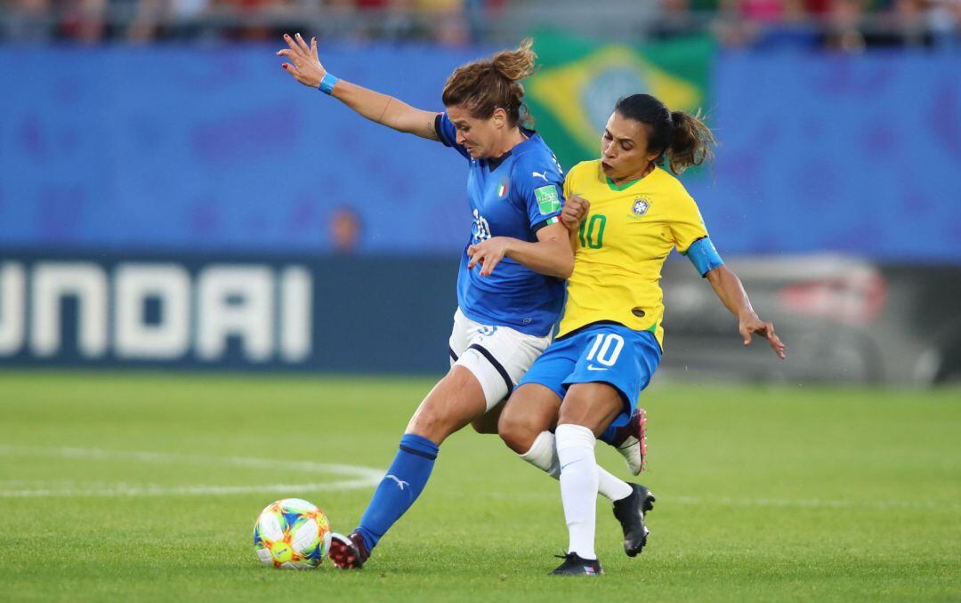 Marta y Girelli pugnan por un balón en el Italia - Brasil