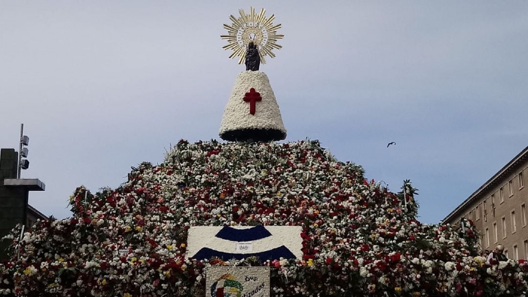 El manto de la Virgen crece a sus pies