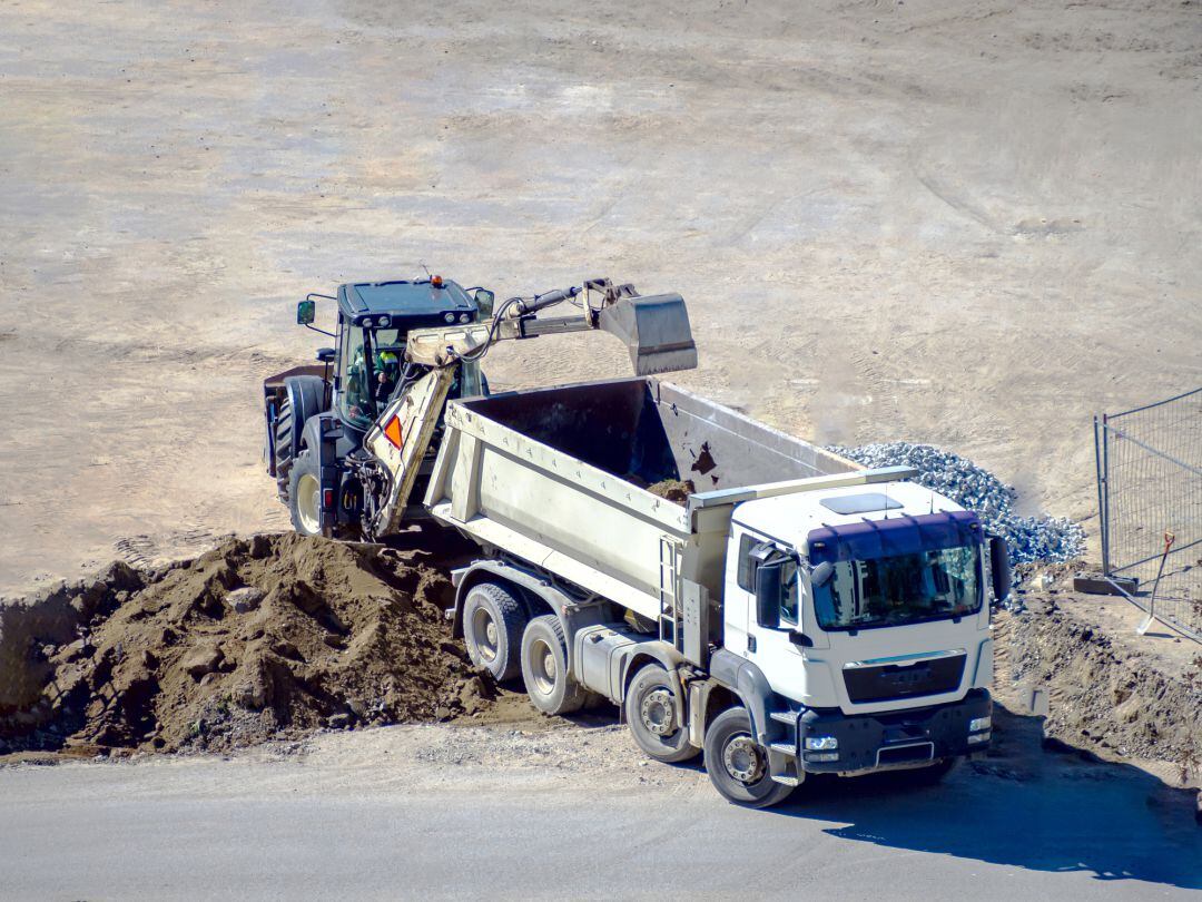 Fallece un trabajador tras volcar su camión y quedar atrapado en Lorca.