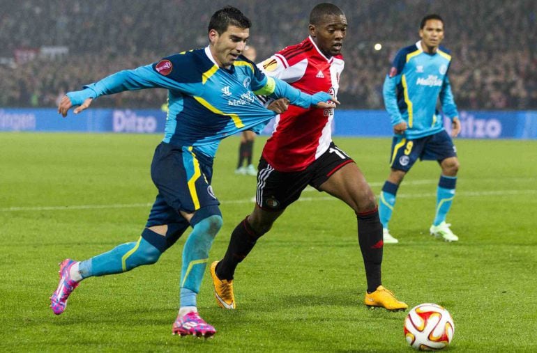 Jose Antonio Reyes disputa el balón en la derrota ante el Feyenoord.