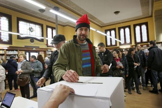 Un ciudadano, con barretina, deposita su papeleta en el Instituto Lluís de Peguera de Manresa (Barcelona)