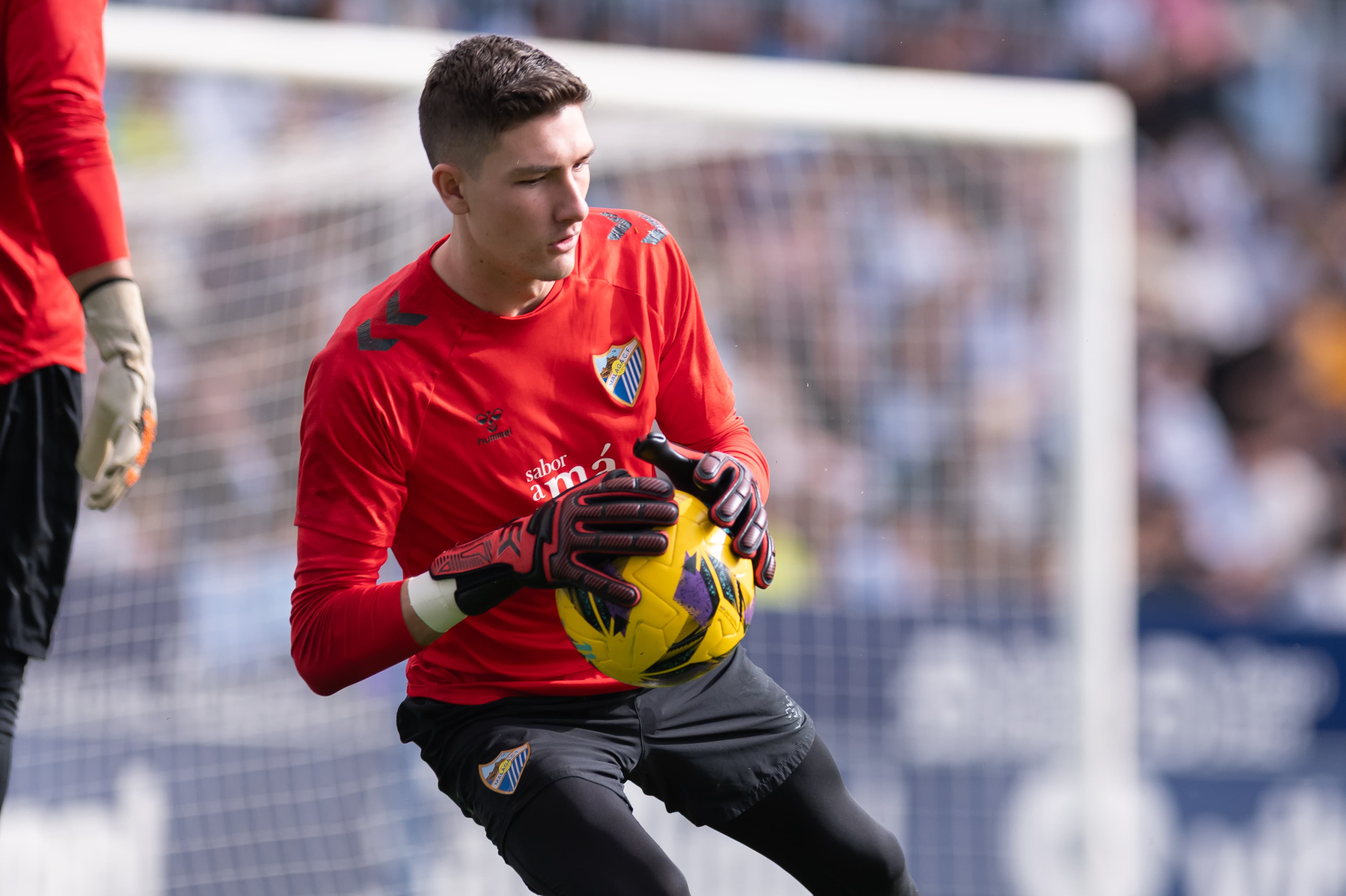 Carlos López retiene un balón en La Rosaleda