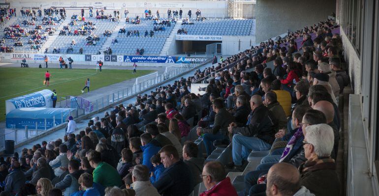 Público en el Estadio de La Victoria durante un partido de fútbol.