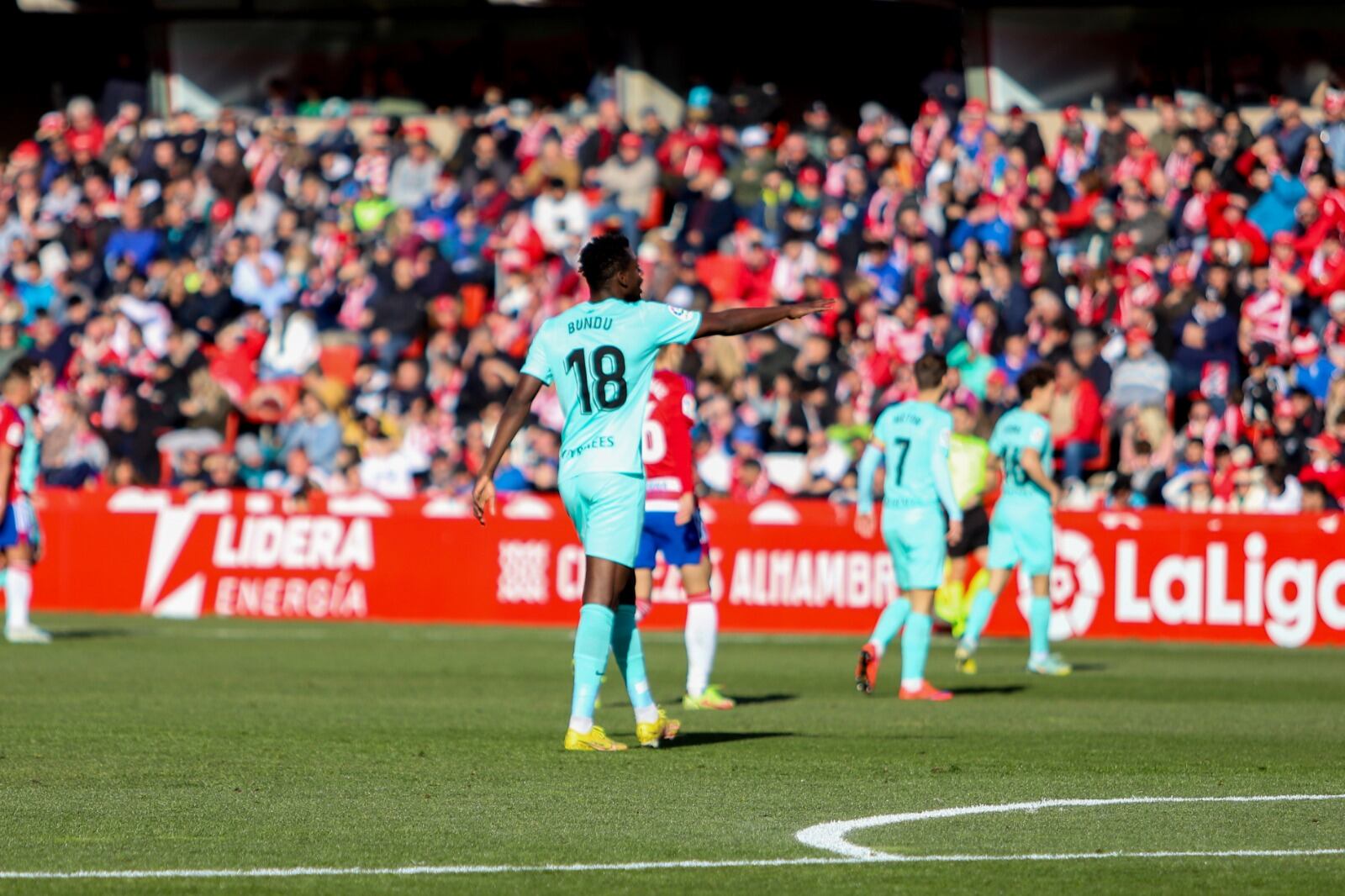 Mustapha Bundu en una jugada contra el Granada.