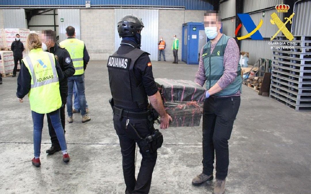 El hallazgo de aproximadamente una tonelada de cocaína ya trascendió el pasado 17 de mayo, aunque entonces no se dieron más datos. Este lunes se ha confirmado la operación, que asciende a 1.212 kilos decomisados, así como otra anterior que se produjo a fi