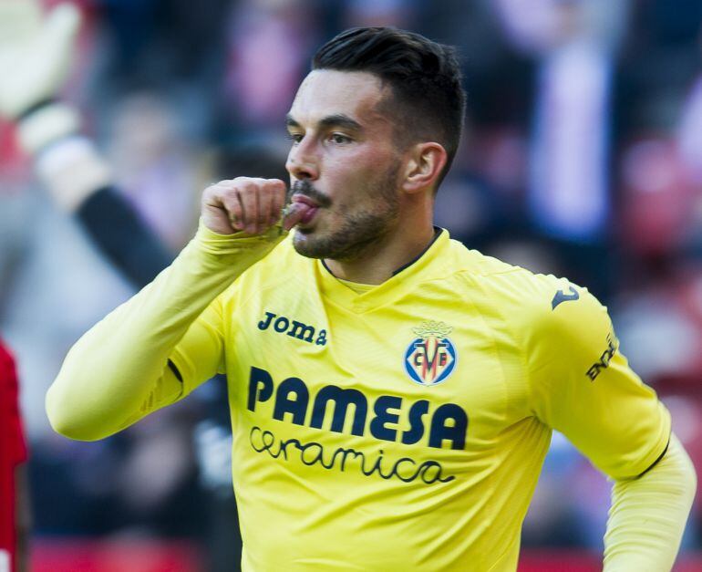 Nicola Sansone celebra su gol ante el Sporting.