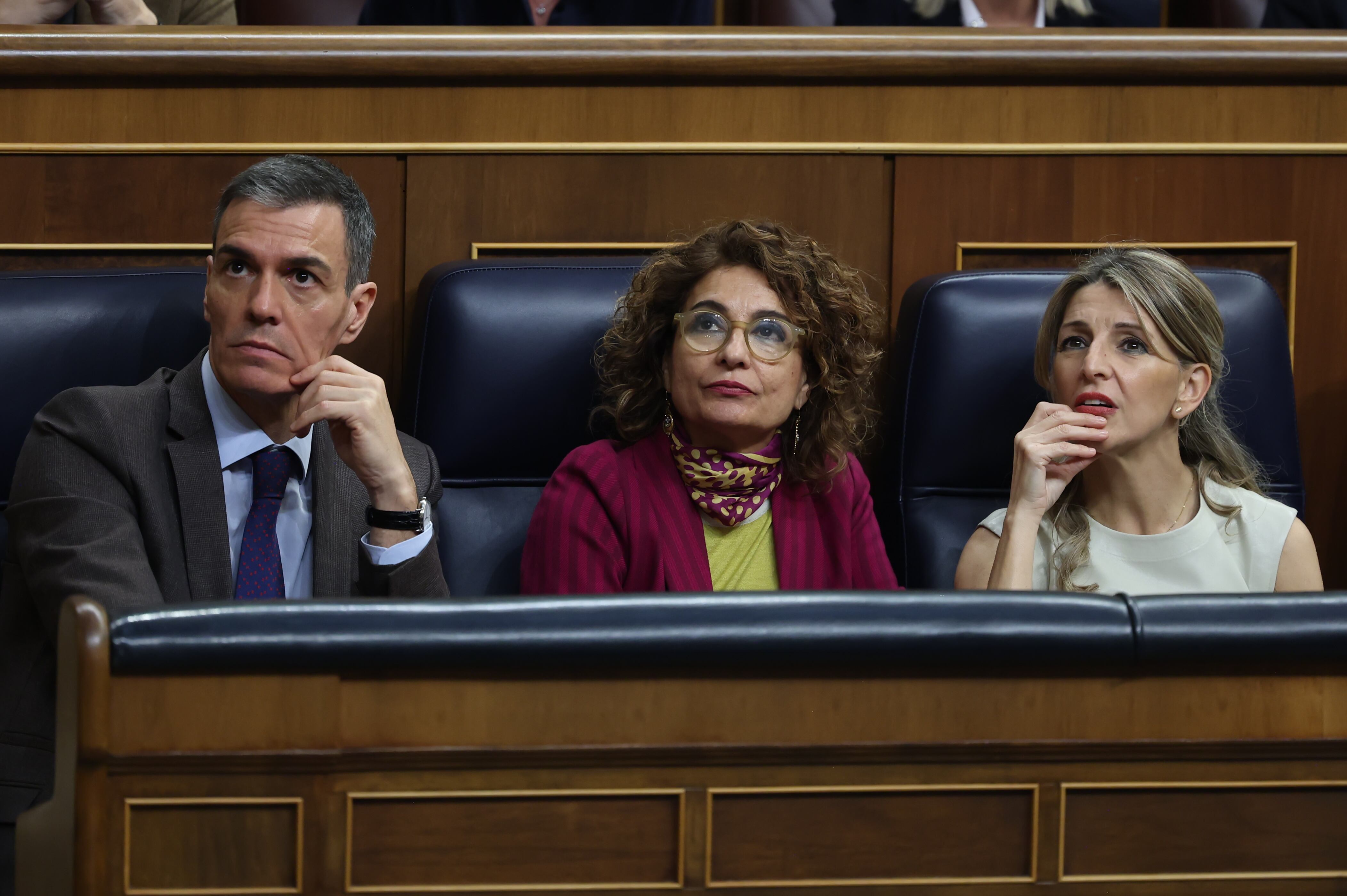 El presidente del Gobierno, Pedro Sánchez, y las vicepresidentas María Jesús Montero y Yolanda Díaz, durante el pleno del Congreso de los Diputados. 