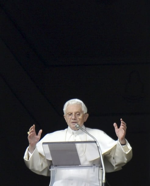 El Papa Benedicto XVI se dirige a las miles de personas que se congregaron en la Plaza de San Pedro del Vaticano para escuchar el rezo del Ángelus, en la Ciudad del Vaticano, este domingo