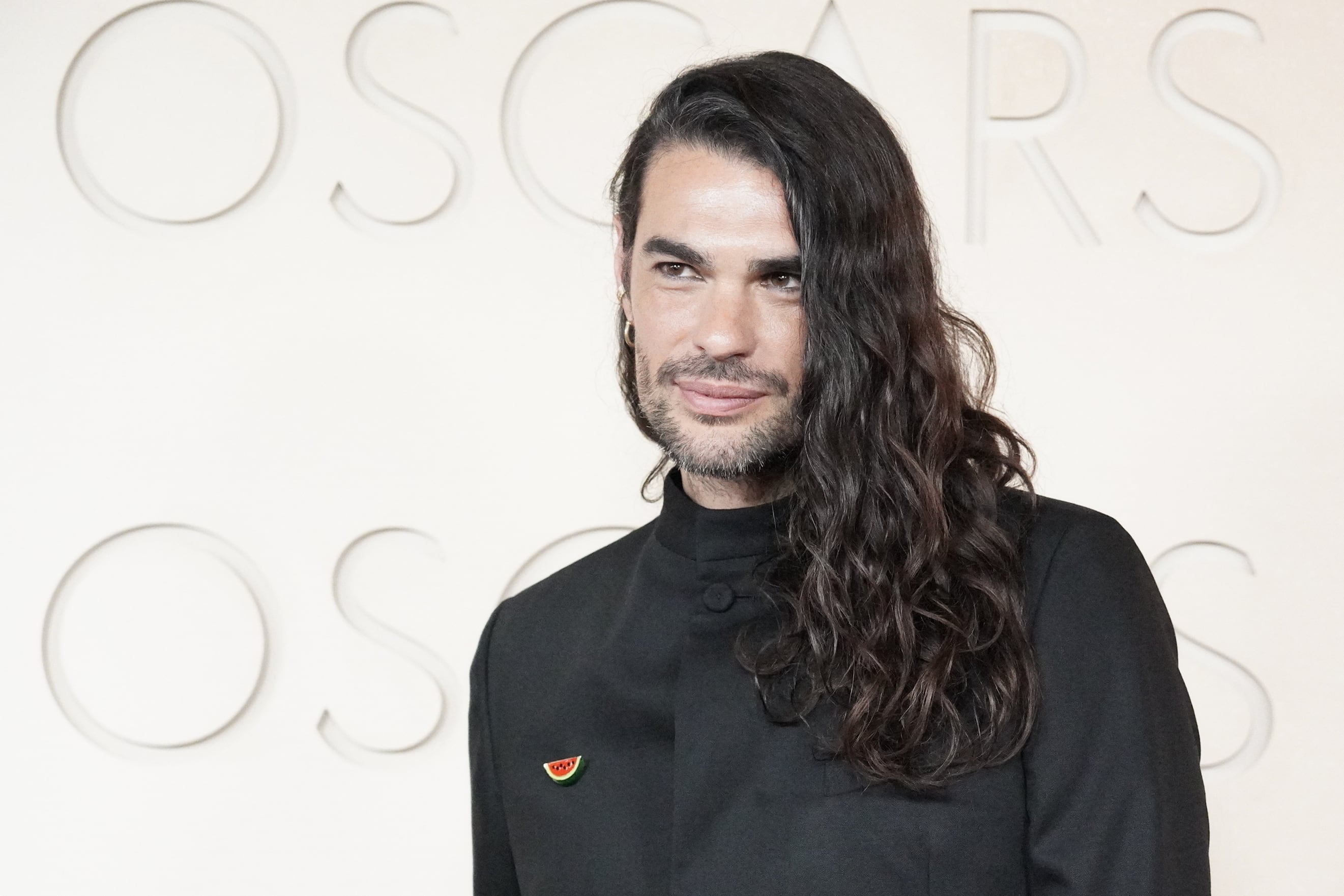 LOS ÁNGELES (ESTADOS UNIDOS), 15/03/2026.- El director y guionista Óliver Laxe posa en la alfombra roja durante la 98º edición de los premios Óscar este domingo, en el Teatro Dolby de Los Ángeles (Estados Unidos). 