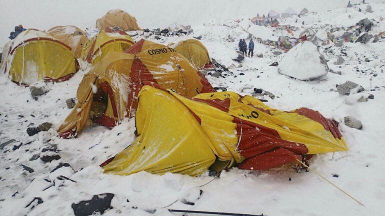 El campo base del Everest completamente destruido tras la avalancha producida por el terremoto.