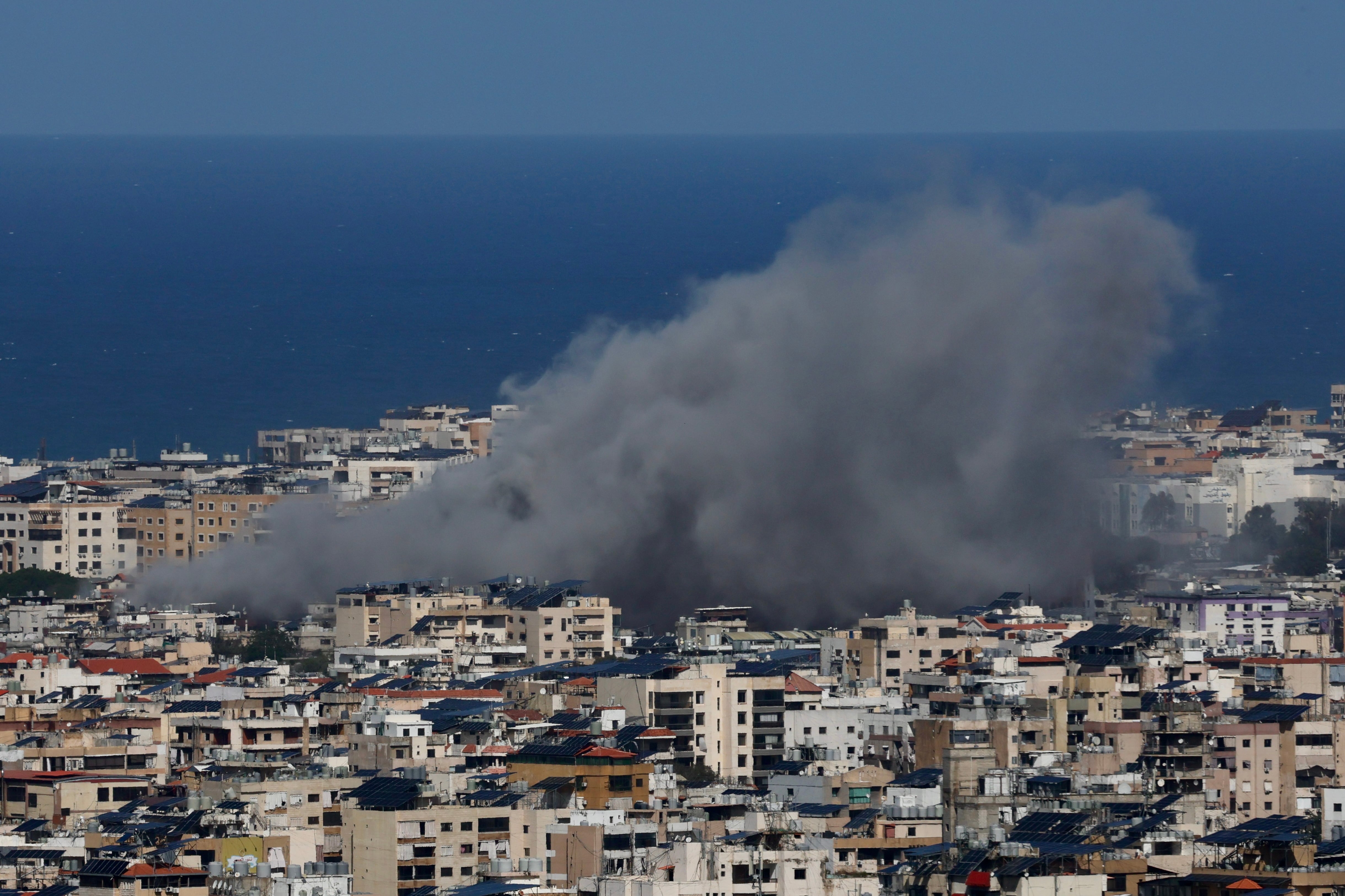 Columnas de humo se elevan tras los ataques aéreos israelíes en Dahieh, en los suburbios del sur de Beirut, Líbano, 30/03/2026. 