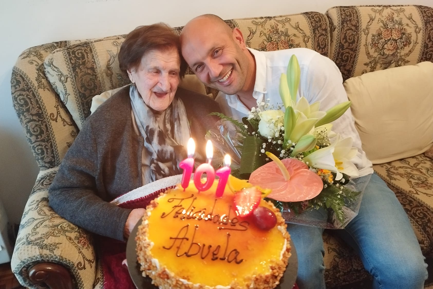 Bienvenida Lorenzo celebrando con el alcalde su 101 cumpleaños.