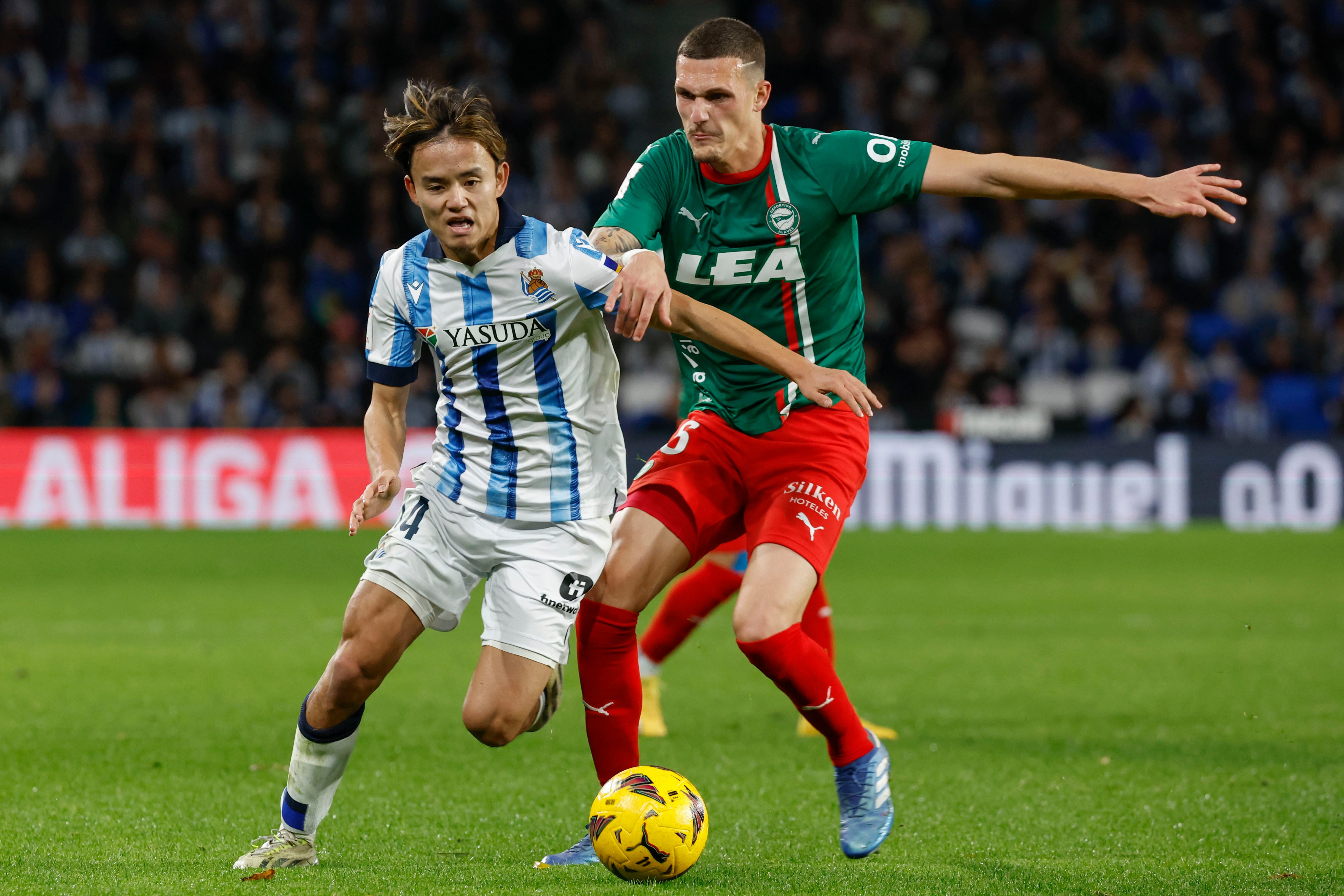 El centrocampista japonés de la Real Sociedad, Takefusa Kubo, disputa el balón ante el defensa del Alavés, Rafa Marín. EFE / Juan Herrero.