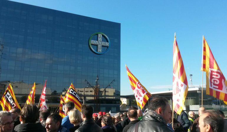 Treballadors de Covestro davant la seu de Bayer