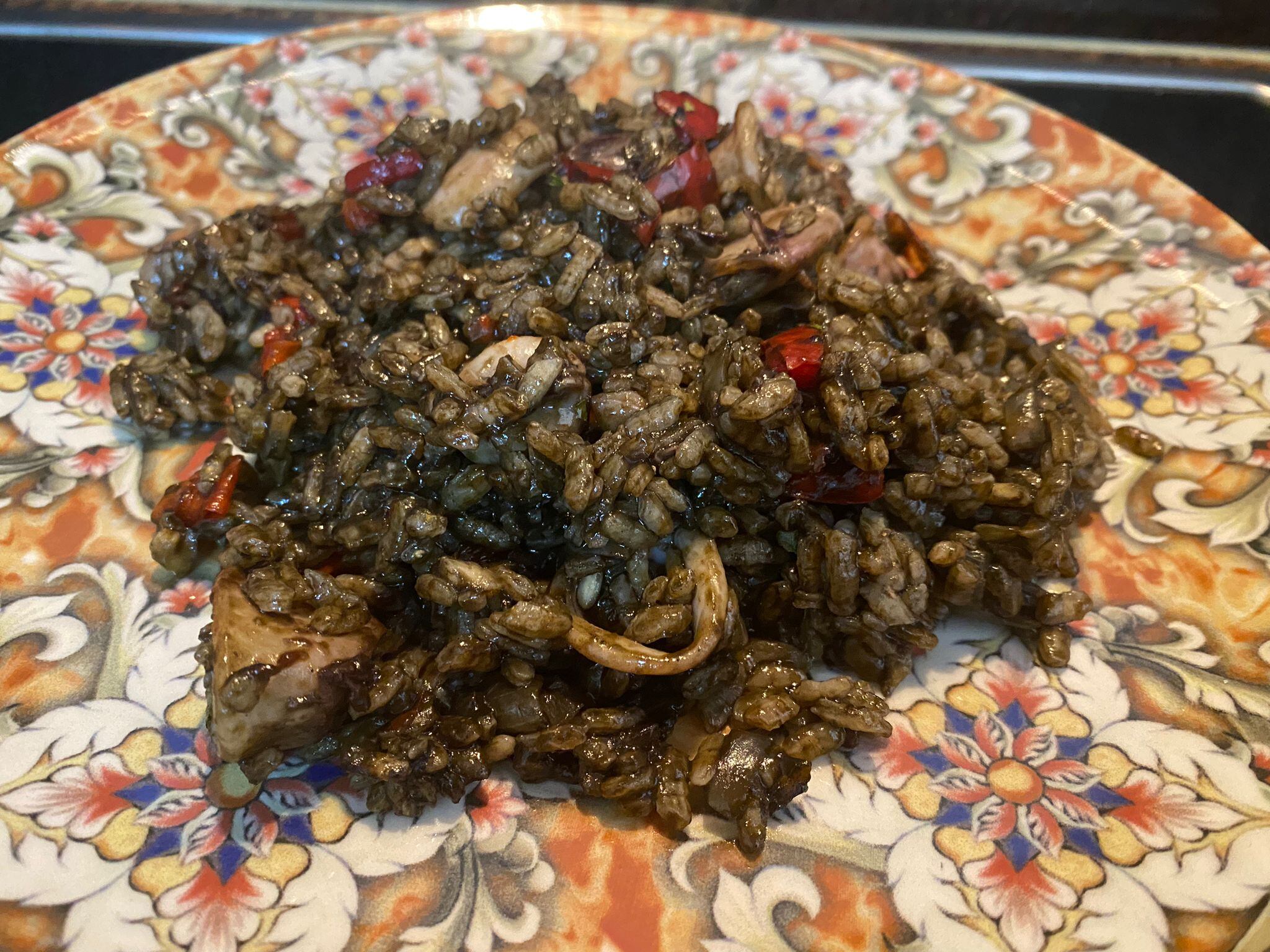 Arroz negro con chipirones.