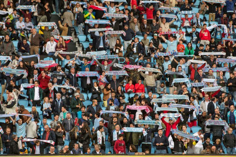 La afición del Celta muestra sus bufandas en un partido en Balaídos