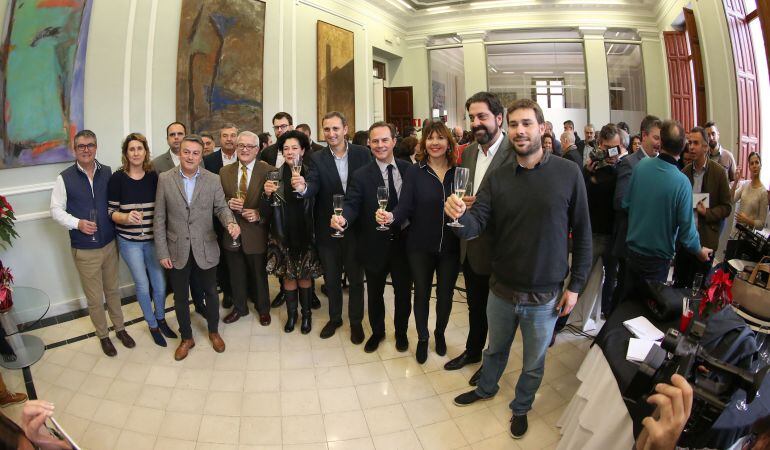 Los portavoces de los cinco grupos políticos en la Diputación, durante un brindis de navidad.