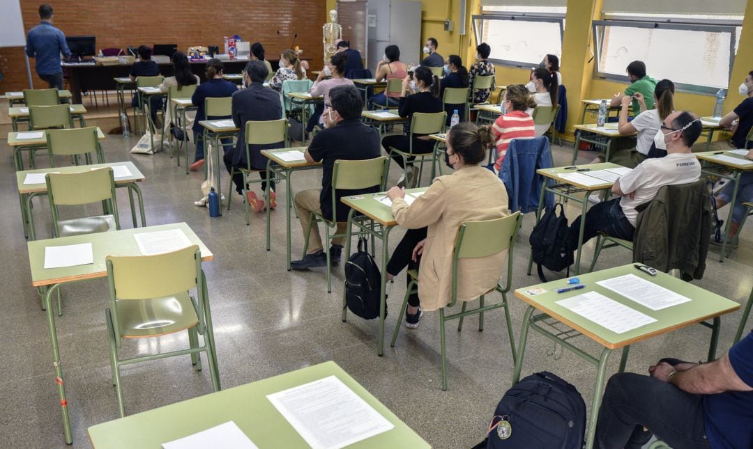 Varias personas, durante un examen de las primeras oposiciones docentes de la Comunidad Valenciana tras el inicio de la pandemia 