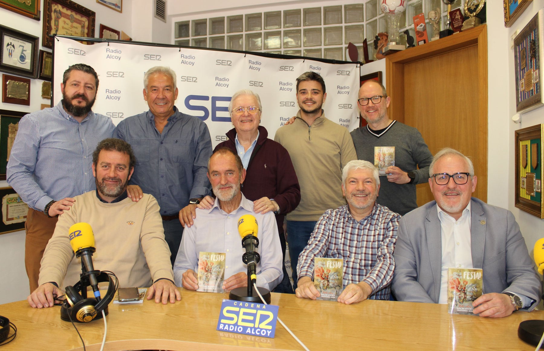 Edu Tormo, Salvador Gutiérrez, Paco Peinado, Pau Bernabeu, Enrique Gisbert, Pedro López, Paco Aznar, Jordi Francés y Santi Navarro, en el estudio central de Radio Alcoy