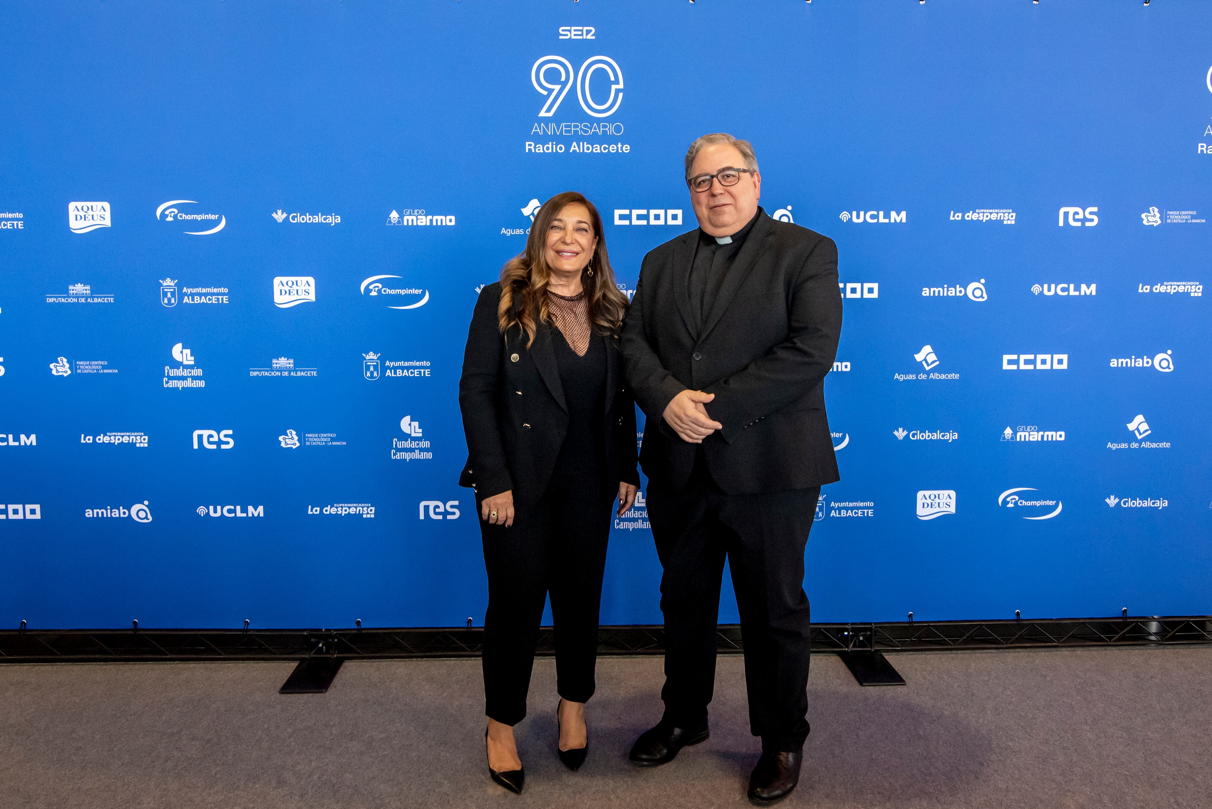 La directora de Radio Albacete, Justina Gómez, y el administrador diocesano en Albacete, Julián Ros.