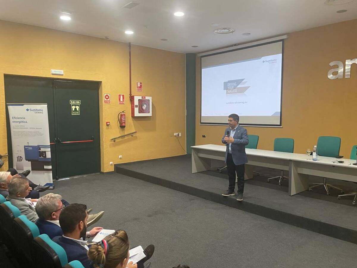 El presidente de la Diputación conoce en Andaltec los últimos avances en maquinaria para el sector del plástico