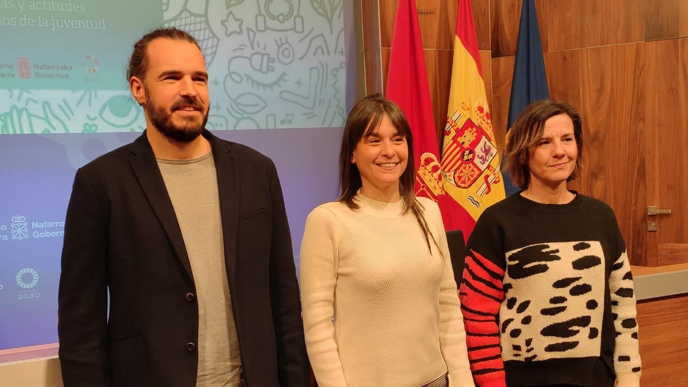 Txema Burgaleta, director del Instituto Navarro de la Juventud, Begoña Alfaro, consejera de Vivienda, Juventud y Políticas Migratorias, y Patricia Abad, directora gerente del Instituto Navarro de Igualdad, tras la presentación del informe &#039;Juventud y Cuidados en Navarra&#039;.