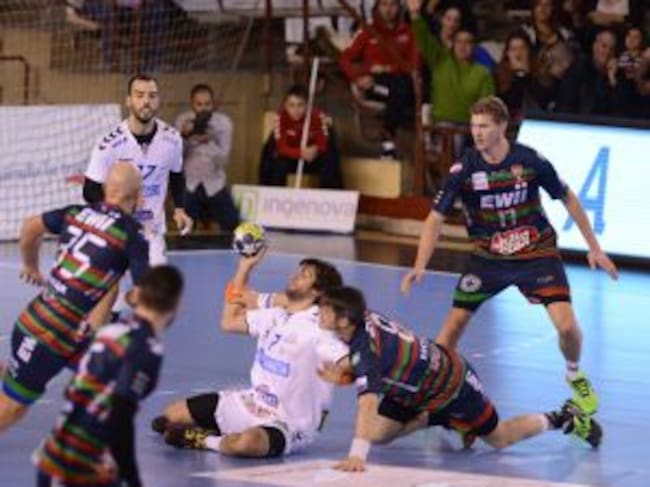 Carou pelea por un balón