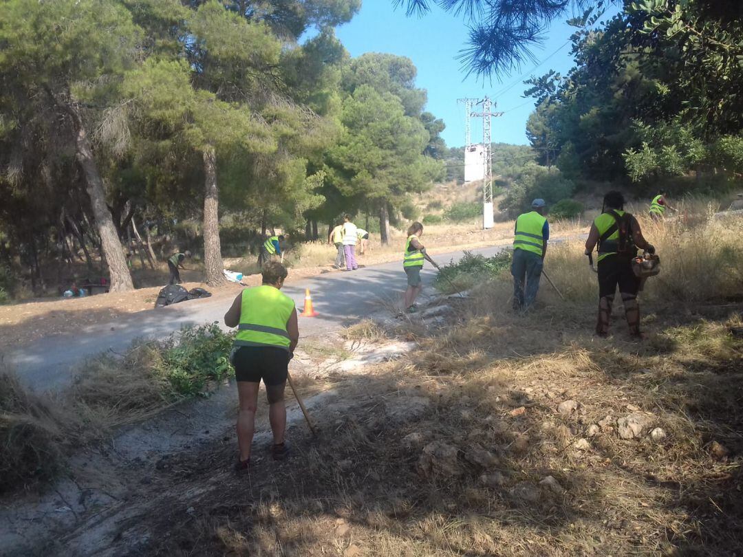 Trabajos de mantenimiento de los caminos de la Romería de El Salvador