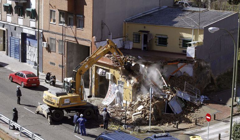 La vivienda de dos alturas ubicada en el número 29 de la calle Ofelia Nieto, en el barrio de Tetuán, ha sido finalmente derribada por una excavadora.