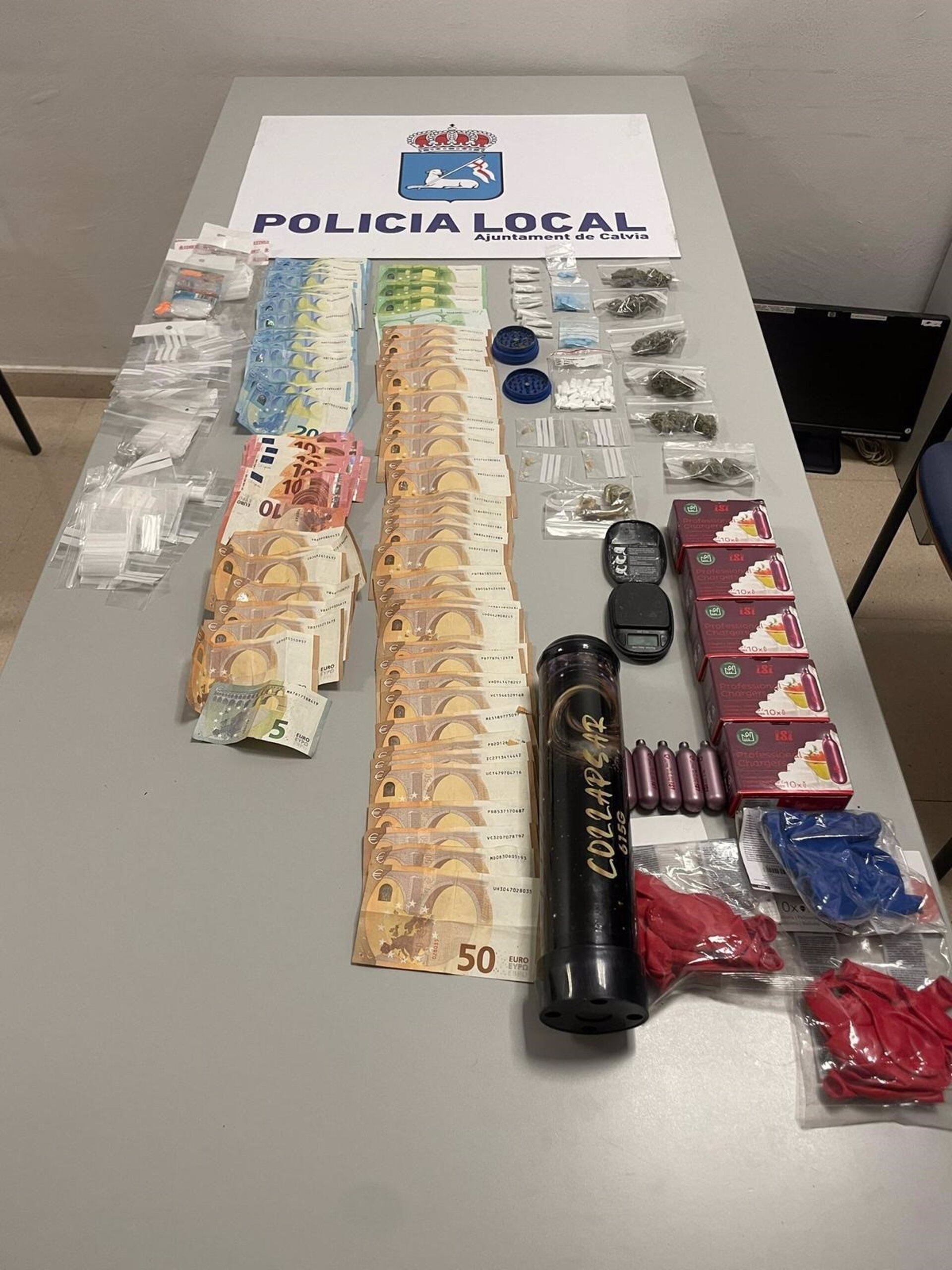 Dinero y drogas incautados a dos ciudadanos alemanes en Magaluf. - POLICÍA LOCAL