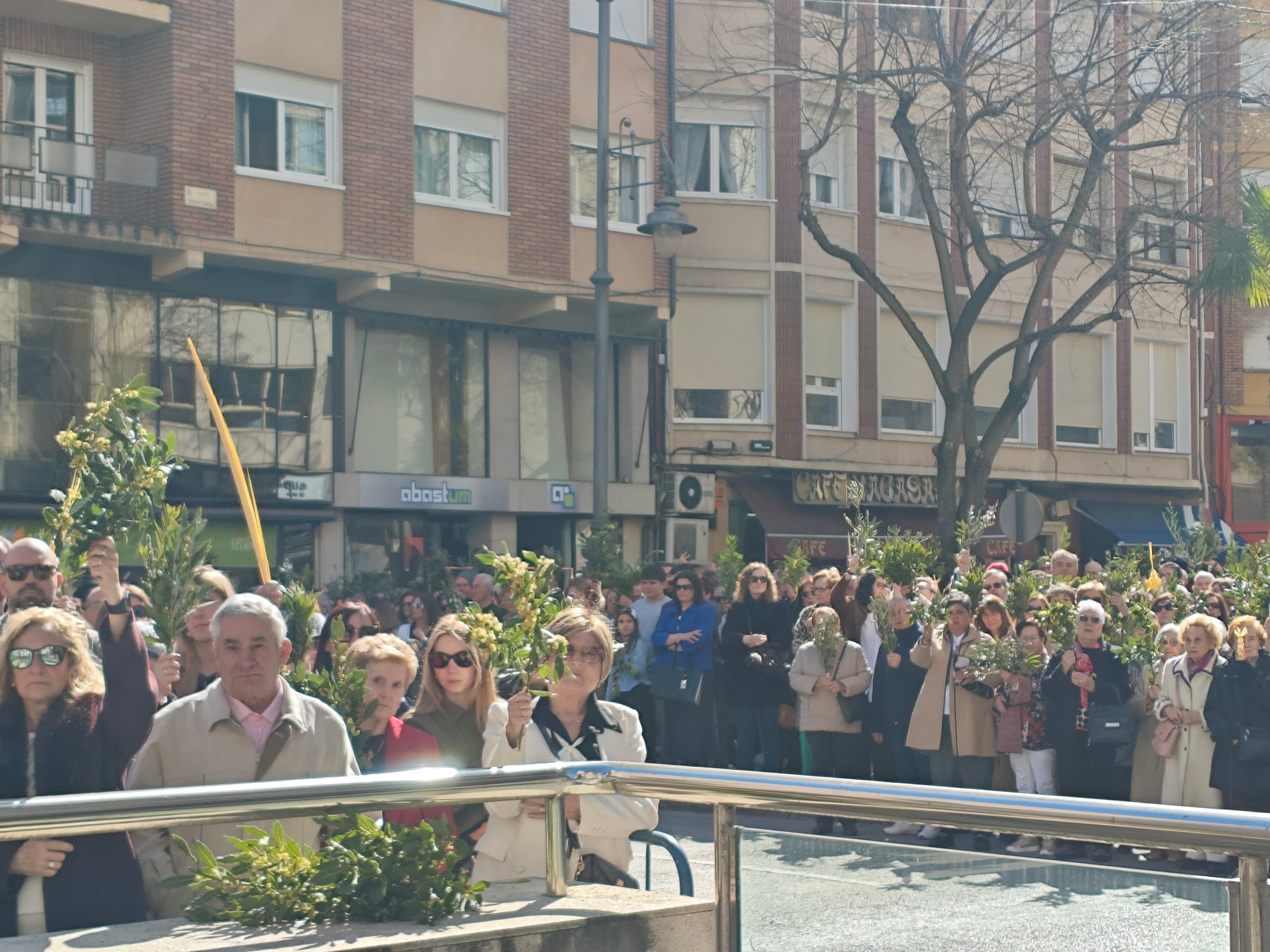 El público con ramos de laurel y olivo