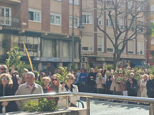 El público con ramos de laurel y olivo
