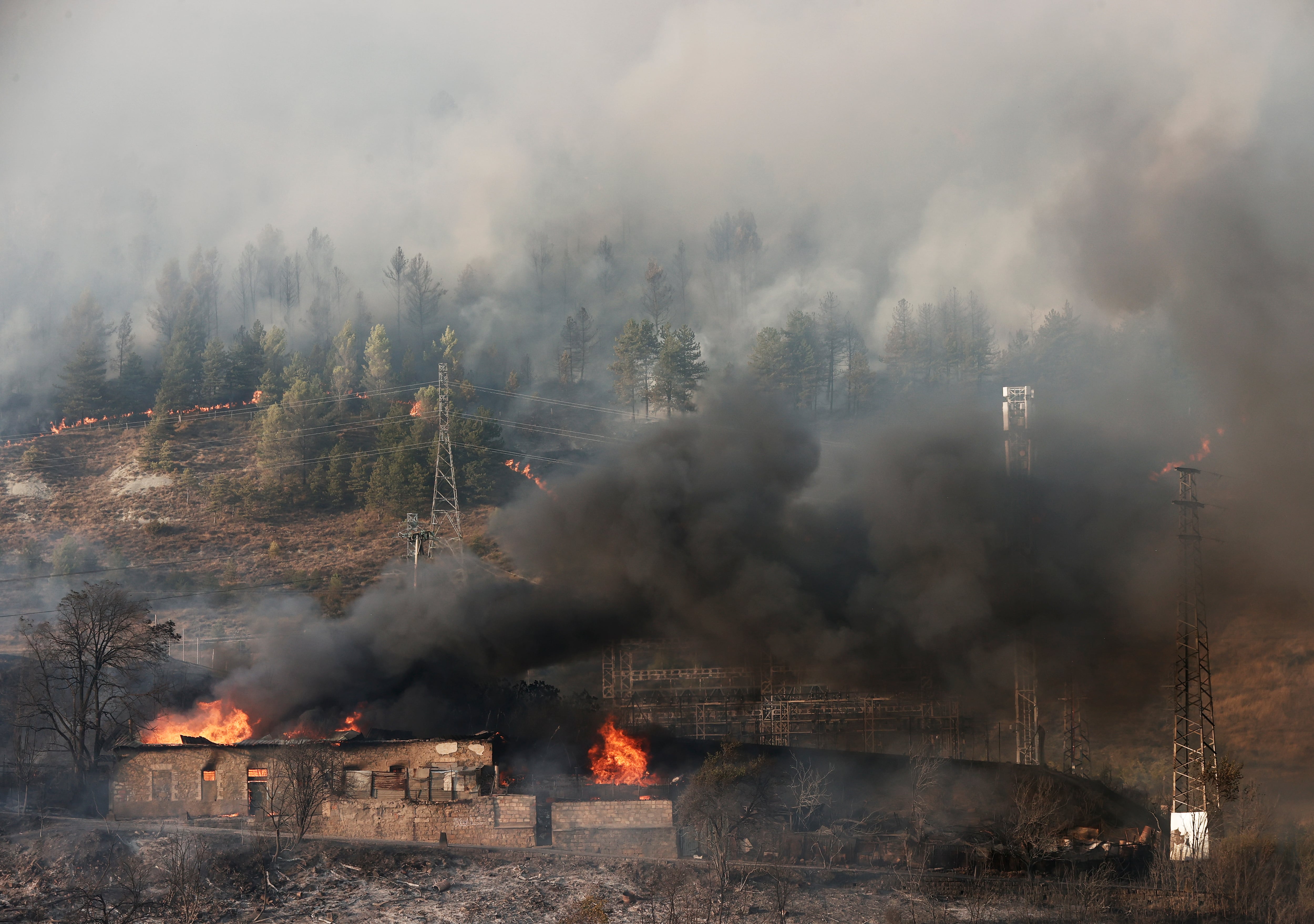 Efectivos de emergencias, con medios aéreos, en el incendio declarado en el monte Ezkaba