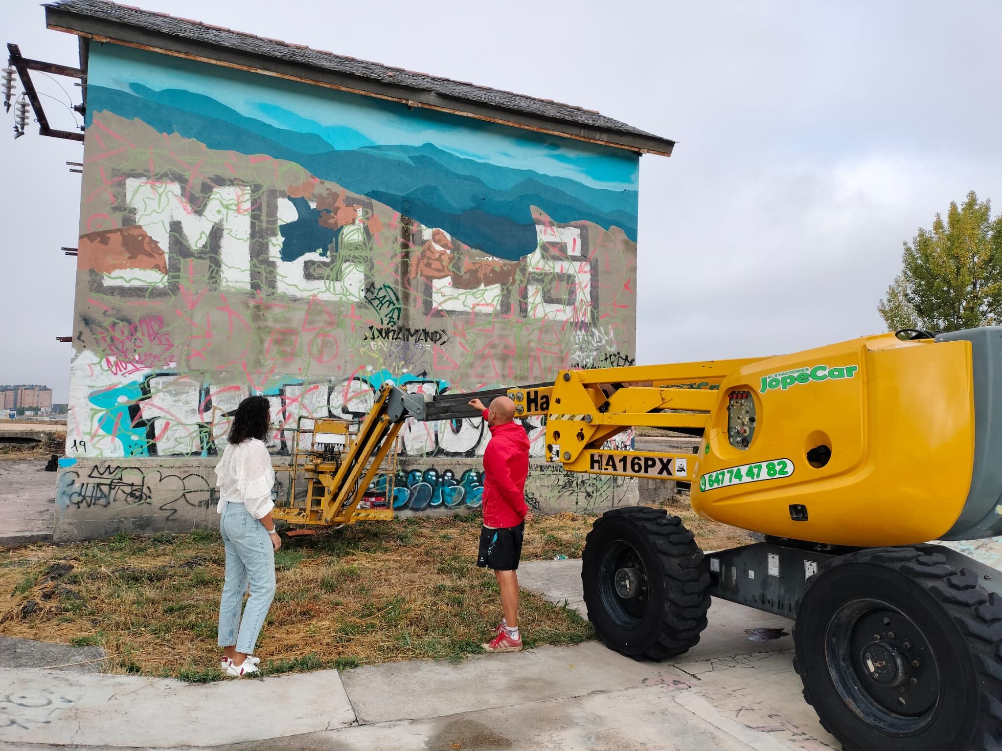 La teniente de alcalde, Lidia Coca y el artista Asier Vera frete al futuro mural