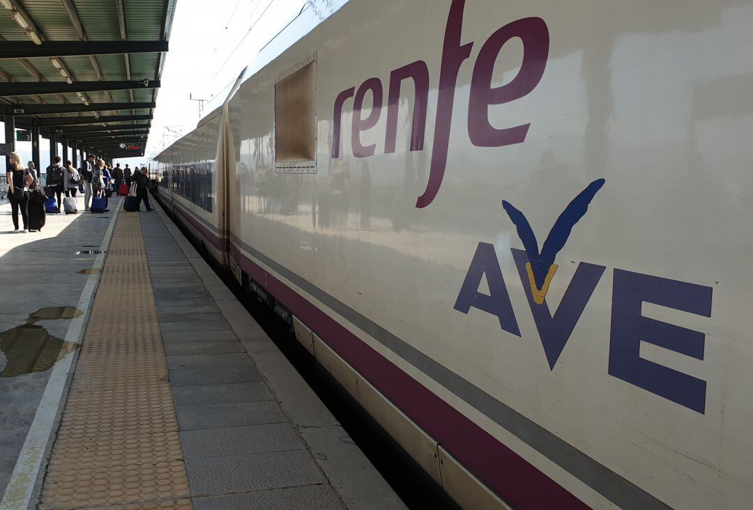 El AVE, en la estación de Antequera-Santa Ana (Málaga)