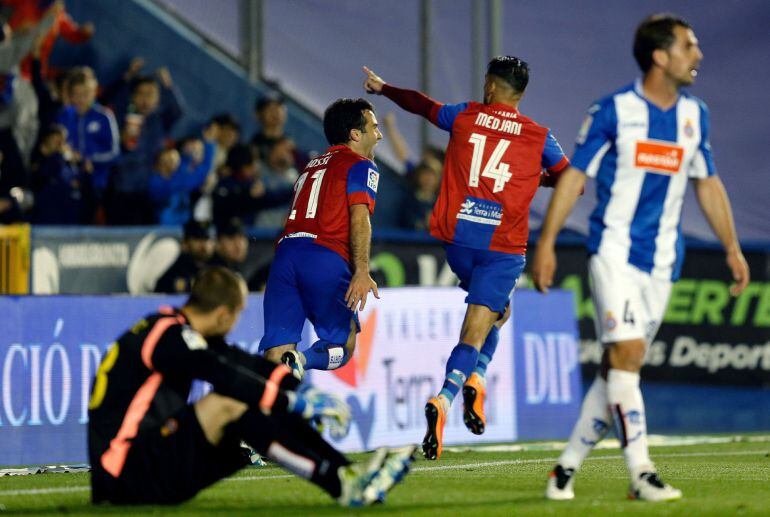 GRA563. VALENCIA, 15042016.- El defensa argelino del Levante Carl Medjani (2d) celebra su gol, segundo del equipo frente al RCD Espanyol, durante el partido de la jornada 33 de Liga de Primera División que se disputa esta noche en el estadio Ciudad de Val